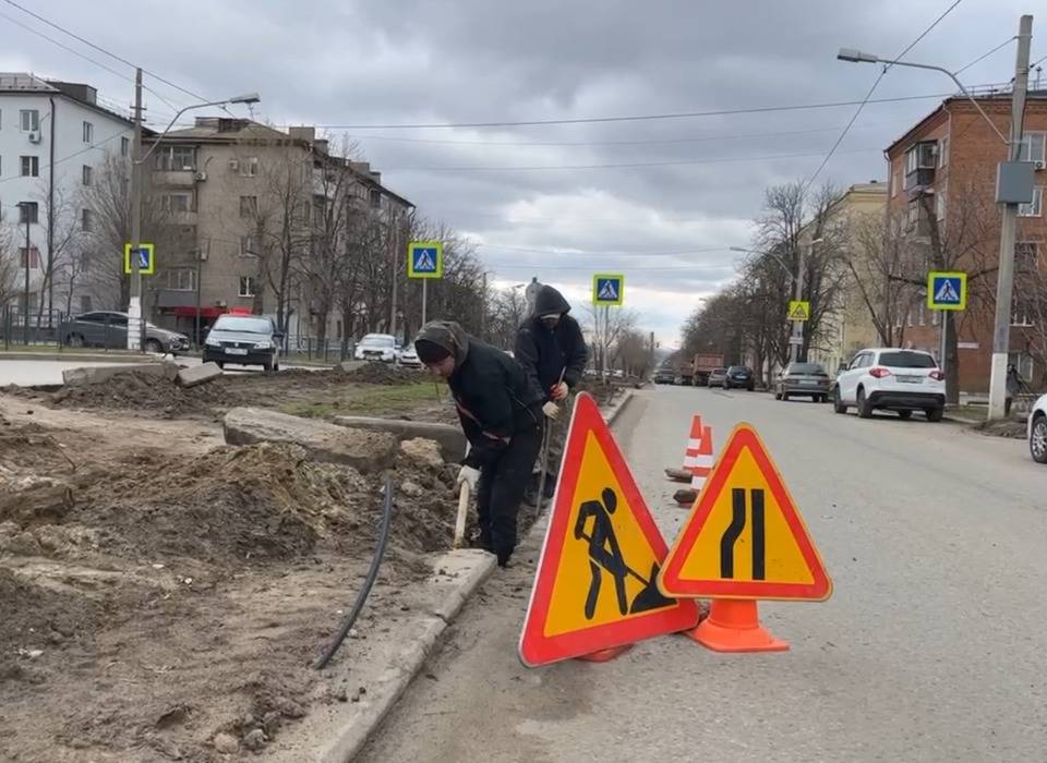 В Волгограде завершили монтаж автополива вдоль улицы Титова