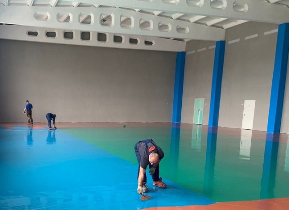 В спортзале строящейся школы в Волгограде появится травмобезопасное покрытие