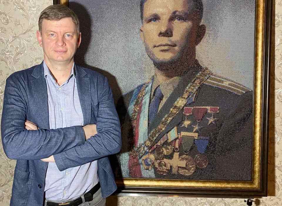 Волгоградец создал из бисера портрет космонавта Юрия Гагарина