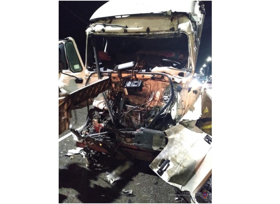 Водитель грузовика MAN устроил ДТП под Волгоградом и попал в больницу