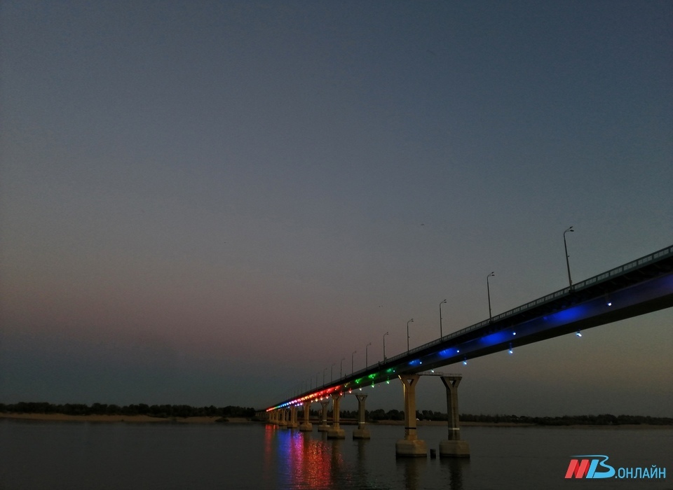На «танцующем» мосту в Волгограде произошло тройное ДТП
