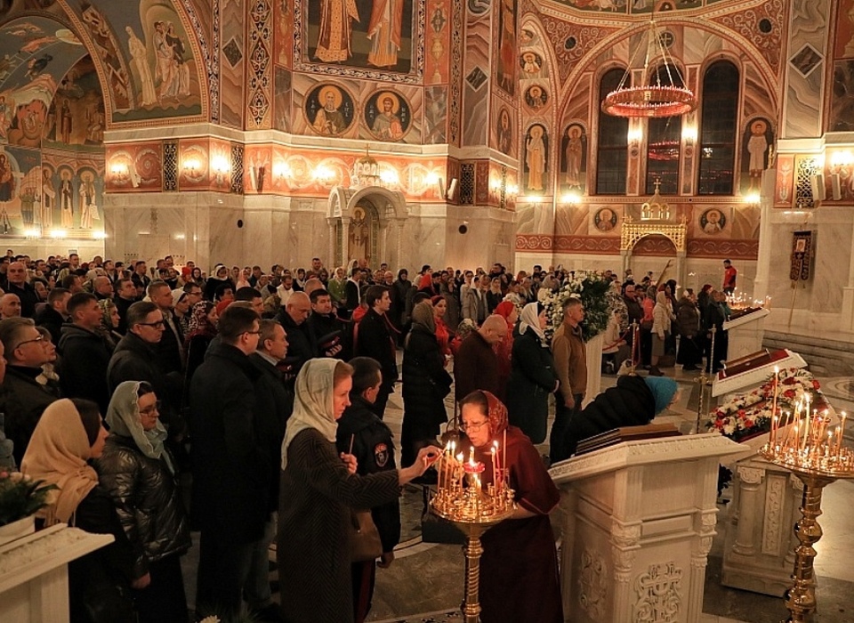 Сотни жителей Волгоградской области посетили Пасхальное богослужение в соборе Александра Невского
