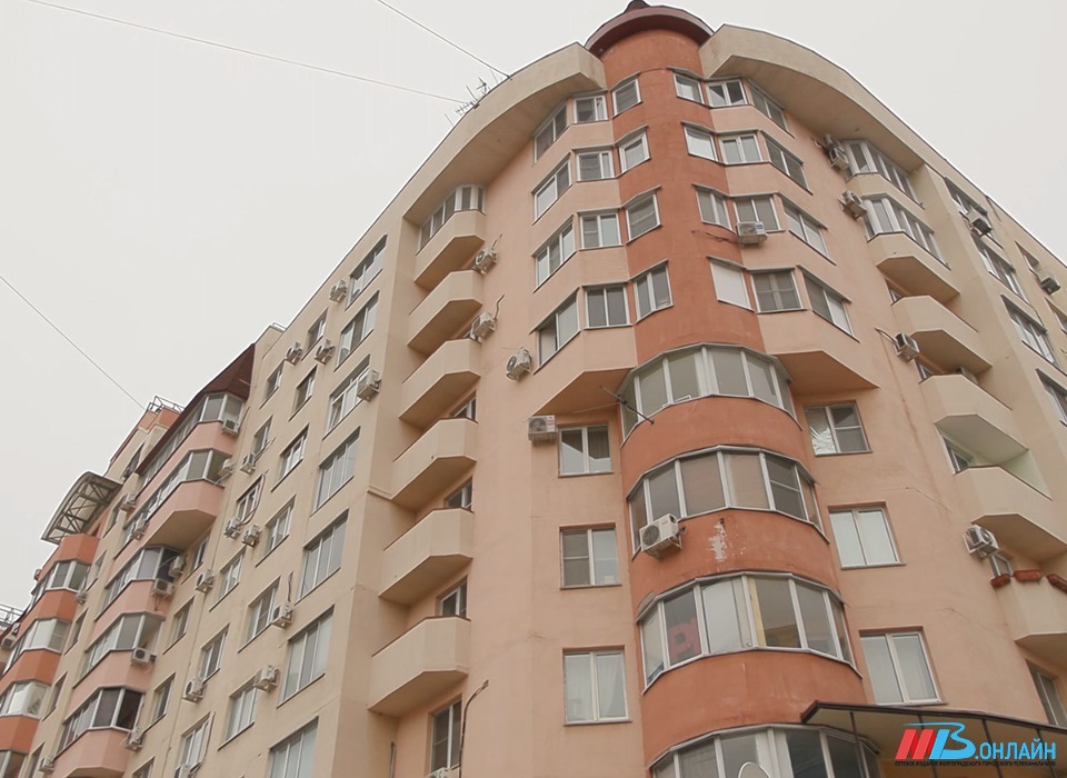 Мертвую женщину обнаружили на крыше ТЦ в жилом доме Волгограда