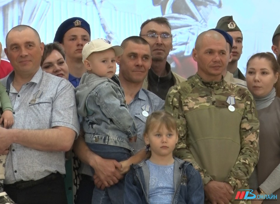 Троим добровольцам-участникам СВО из Волгоградской области вручили медали «За отвагу»