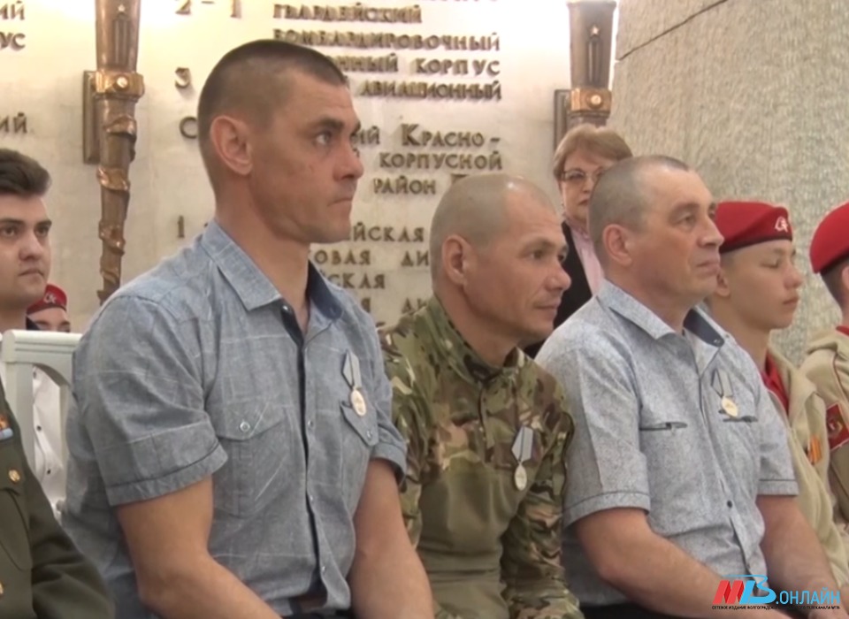 В Волгограде трем добровольцам СВО вручили медали «За отвагу»