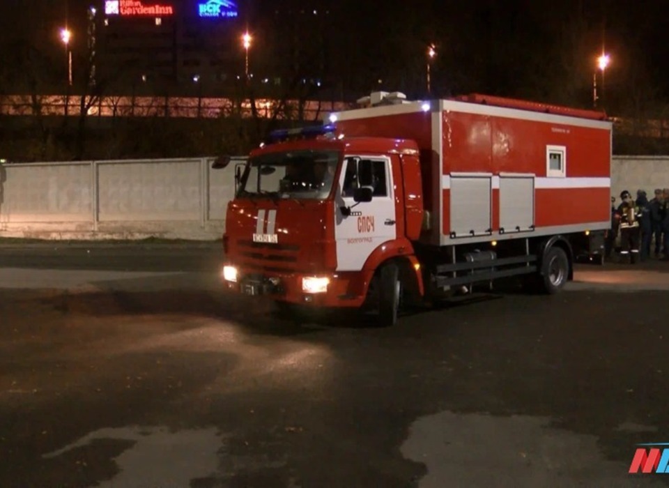 В Волгограде ночью загорелся склад на строительном рынке