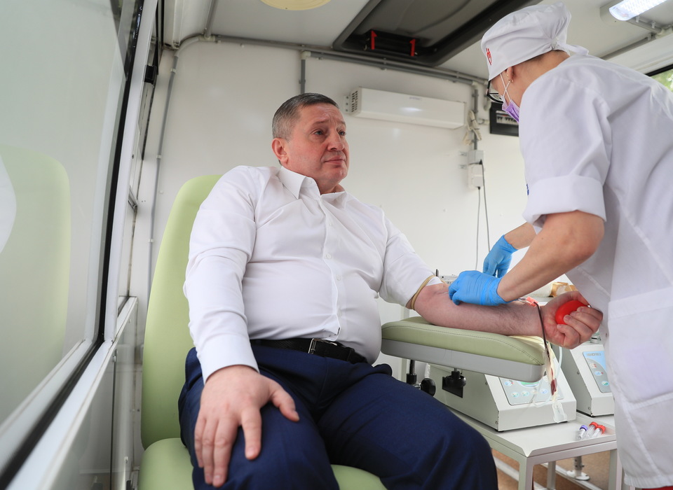 Губернатор Волгоградской области сдал кровь для раненных участников СВО