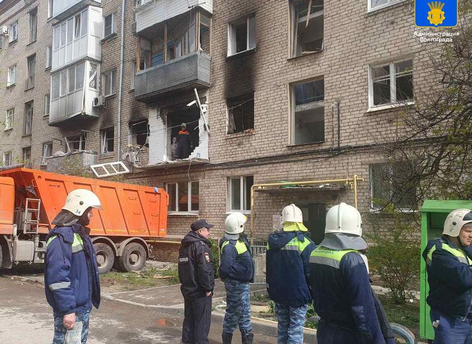 В Волгограде продолжается работа в доме №9 по улице Титова