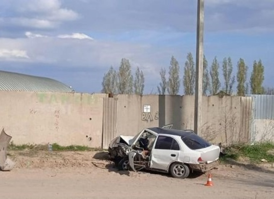 В Волгоградской области ищут водителя, протаранившего бетонный забор