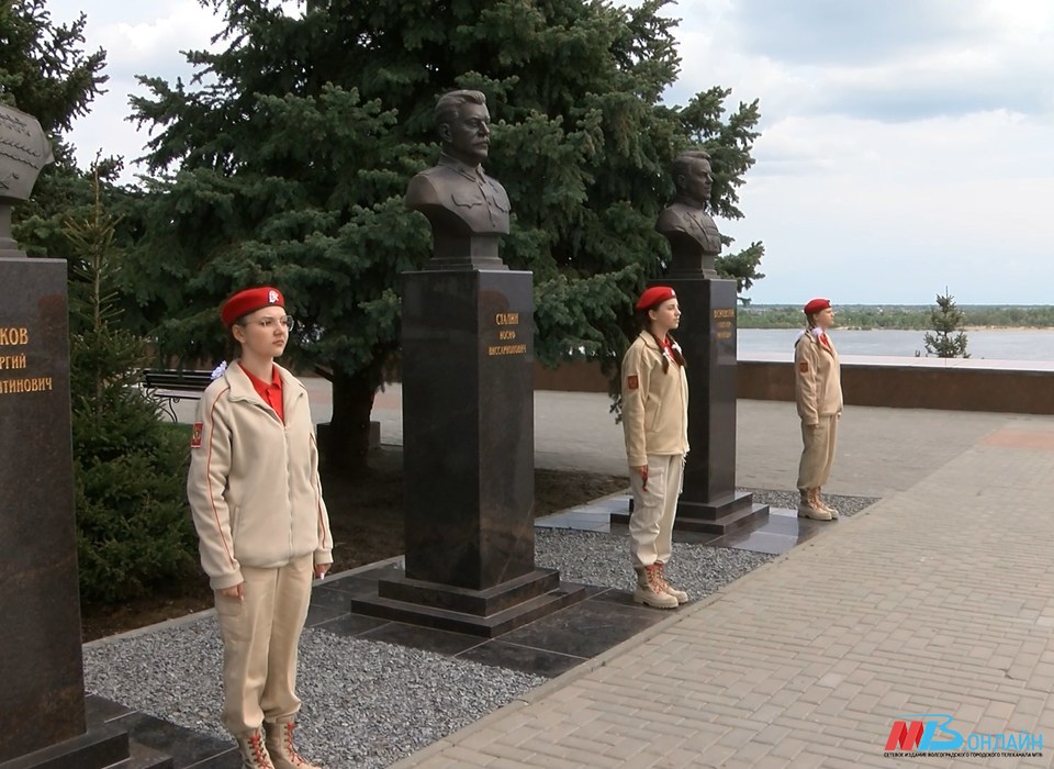 Волгоградская молодёжь заступила на Вахту памяти в рамках проекта «15 дней до Великой Победы»
