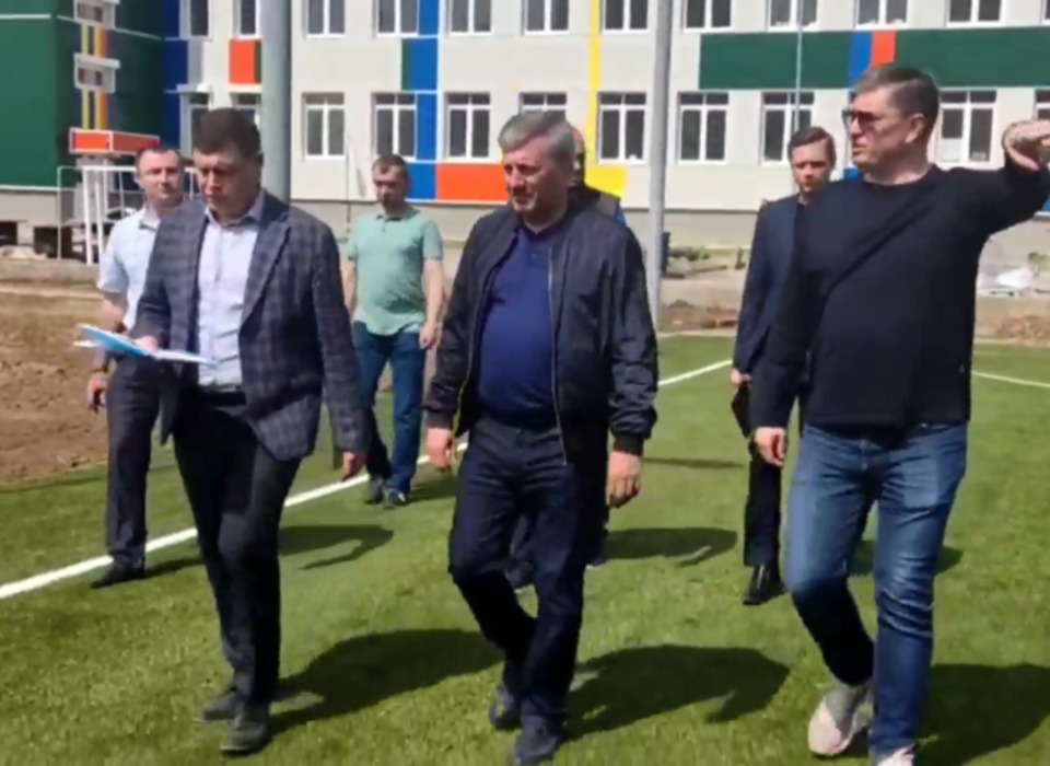 Глава Волгограда Владимир Марченко проинспектировал строительство новой школы в Ворошиловском районе.