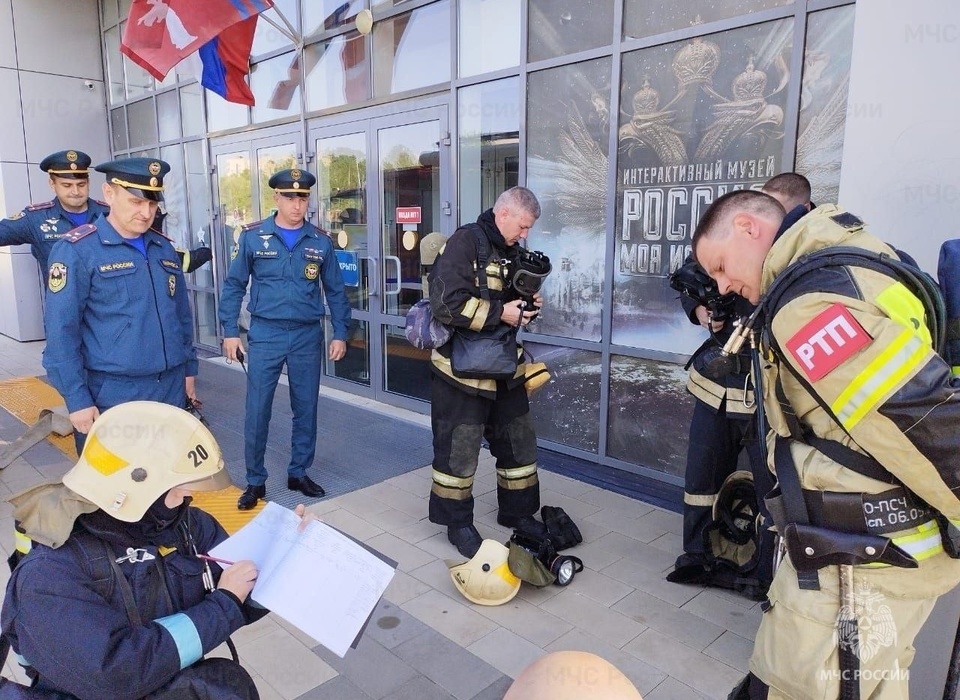 Волгоградские спасатели ликвидировали условный пожар в музее «Россия — моя история»