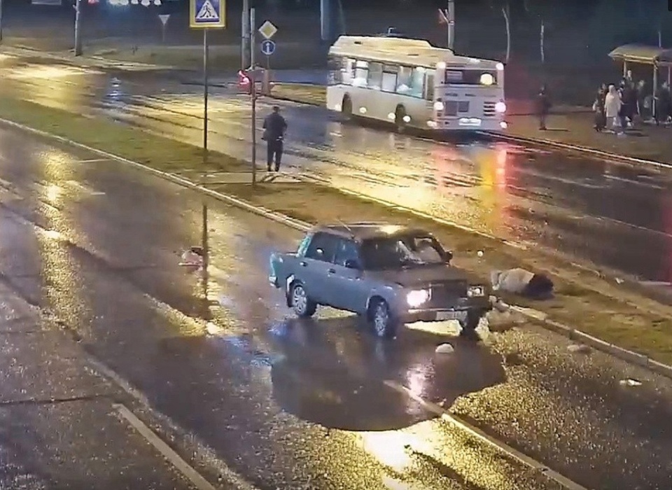 В Волгограде момент наезда ВАЗа на 52-летнюю женщину попал на видео