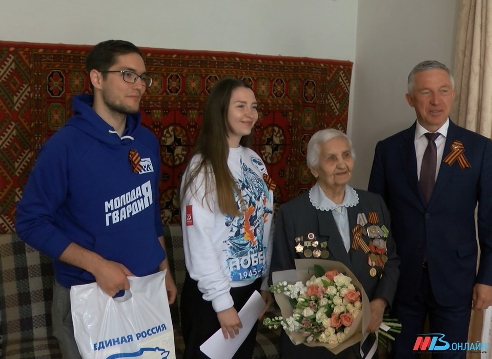 Председатель Волгоградской Гордумы и волонтёры поздравили ветеранов с Днём Победы