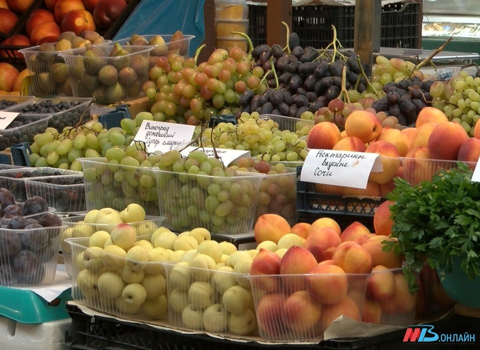 Волгоградцам рассказали об опасности ранних овощей и фруктов