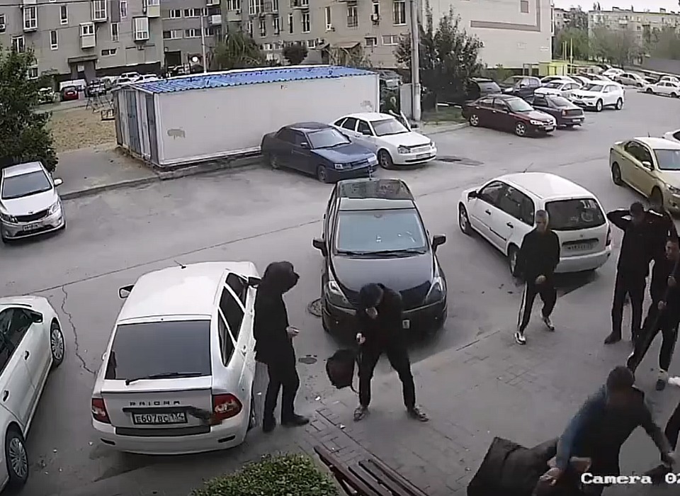 15 подростков устроили драку во дворе одного из домов в Волгограде