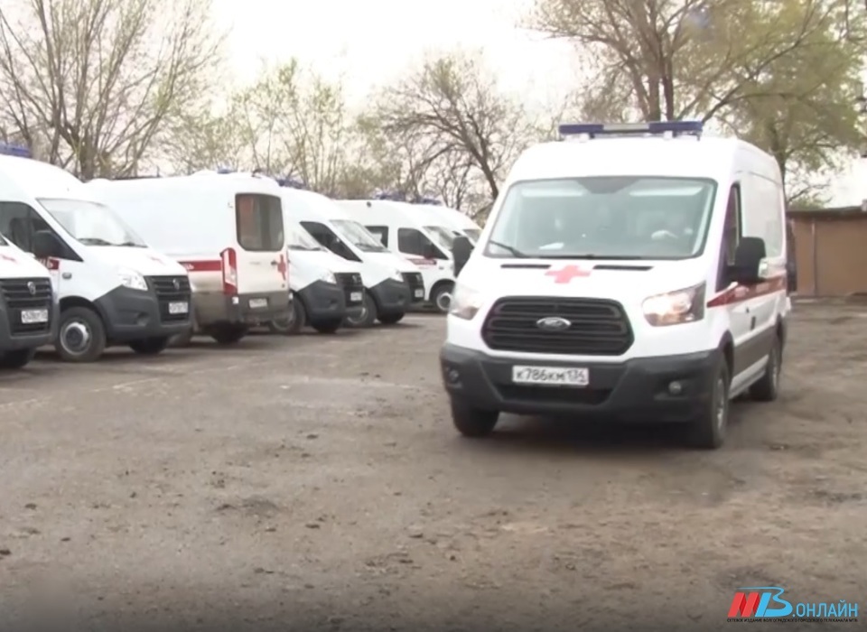 В Волжском автомобиль скорой помощи с больным на борту снес легковушку