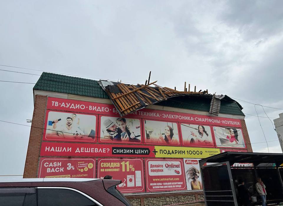Ветер сорвал часть крыши магазина в Урюпинске Волгоградской области