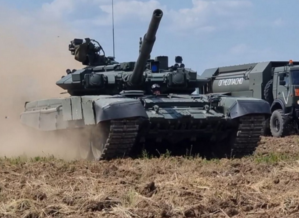 На полигоне в Волгоградской области танкисты и мотострелки проходят курсы боевой подготовки
