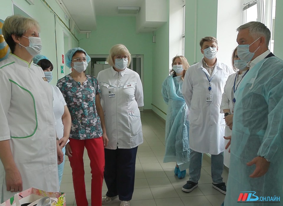 Депутаты вручили подарки неонатологическому отделению больницы № 5 в Волгограде