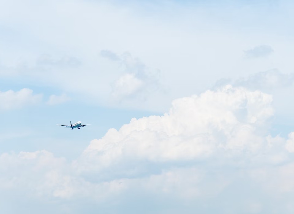 Самолет с Медведевым на борту летел в Волгоград по странной траектории