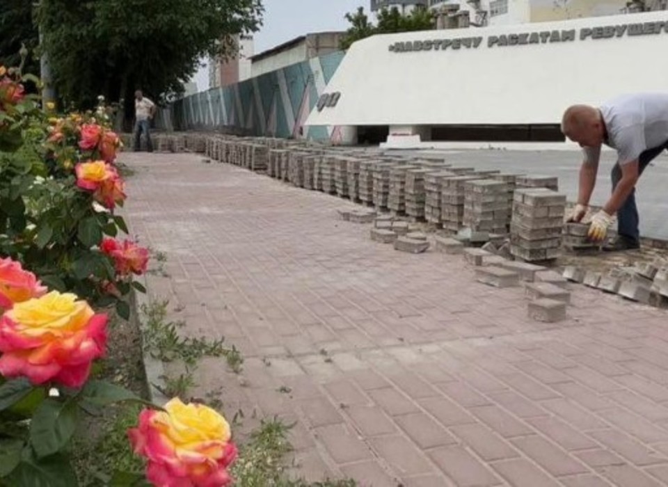 В Волгограде приступили к замене старой тротуарной плитки у памятника морякам-североморцам