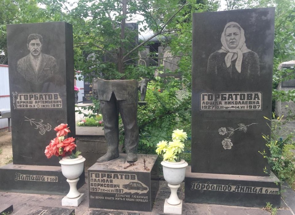 На кладбище Волгограда спилили памятник цыганскому барону