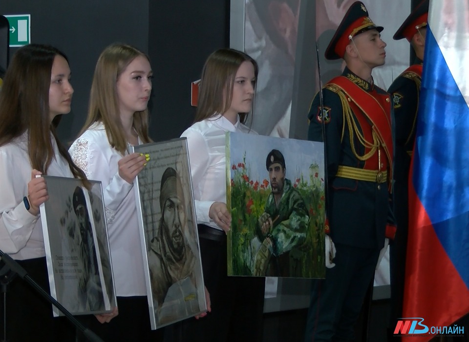 Волгоградские студенты нарисовали портрет погибшего в зоне СВО офицера