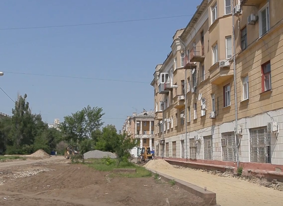 В Волгограде приступили к укладке тротуарного покрытия вдоль улицы Дзержинского
