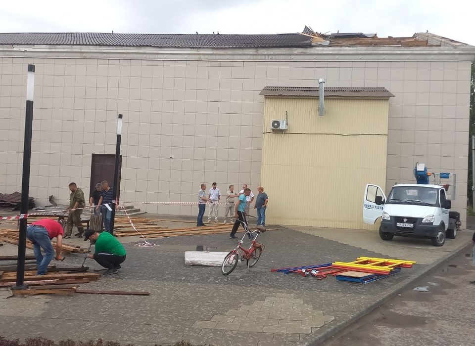 В Волгоградской области ремонтируют сорванную ветром крышу кинотеатра