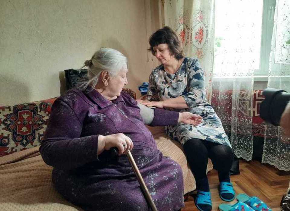 В Волгоградской области пенсионерам на дому помогают соцработники