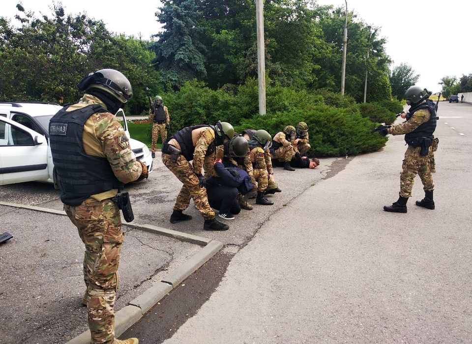 Группу людей с оружием и в камуфляже заметили на юге Волгограда