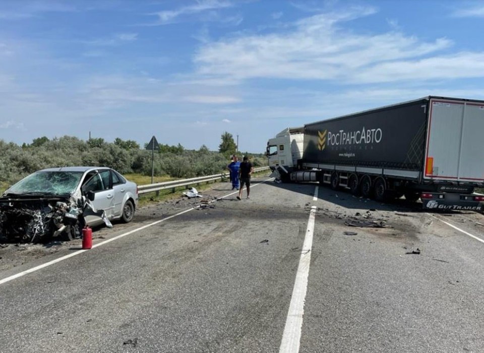 Водитель Ford пострадал после столкновения с грузовиком DAF под Волгоградом
