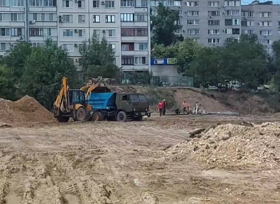 В Ворошиловском районе Волгограда у строящегося ФОК возводят спортплощадку