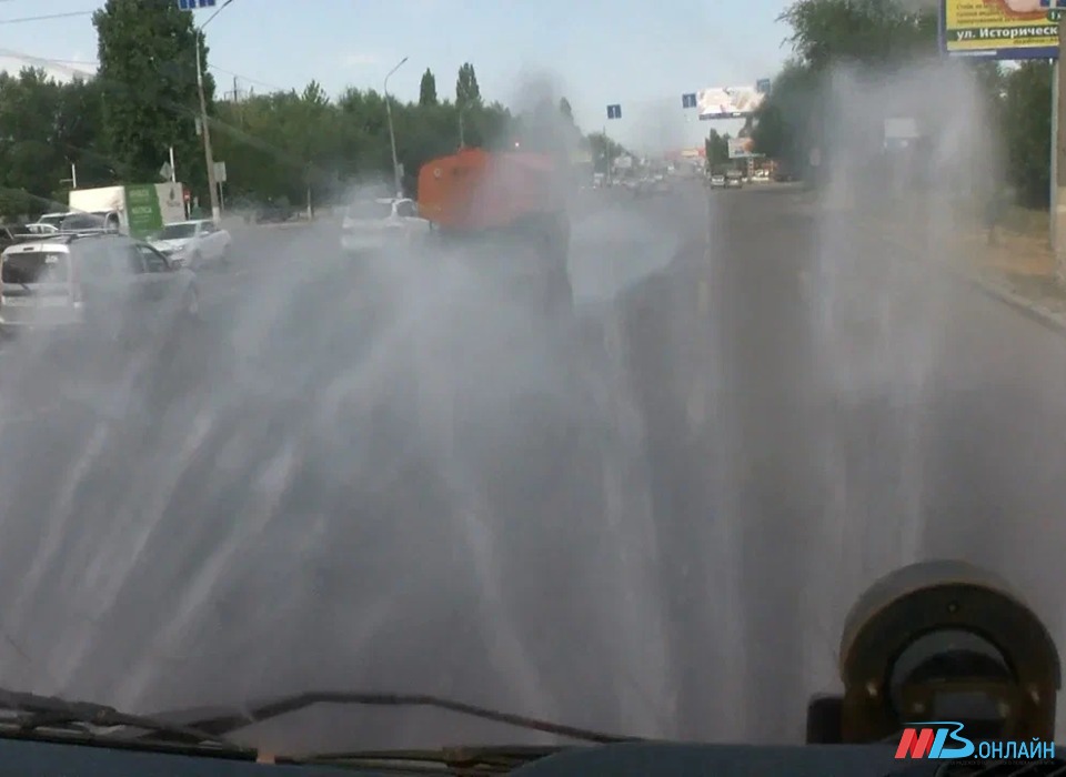 В Волгограде дорожно-коммунальные службы усилили работу по охлаждению дорог