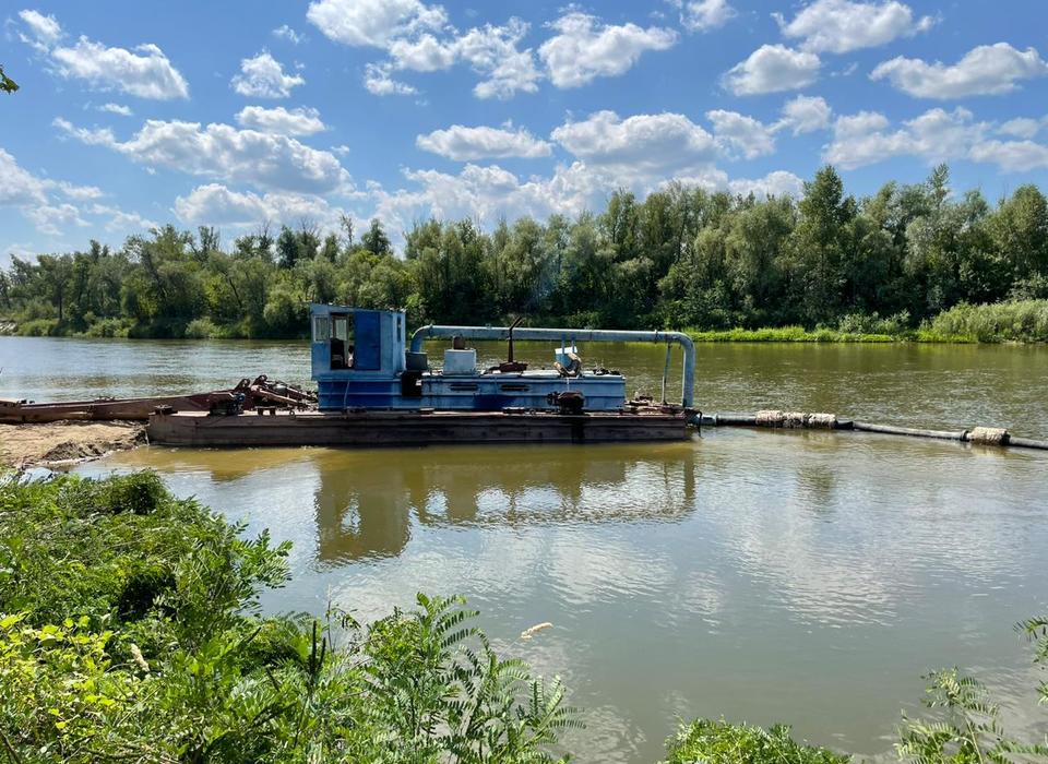 Реку Медведицу в Волгоградской области расчищают с помощью земснарядов
