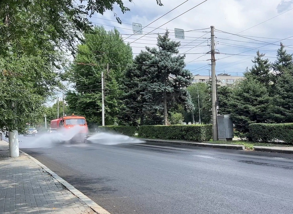 В Волгограде коммунальщики во время 36-градусной жары поливают дороги