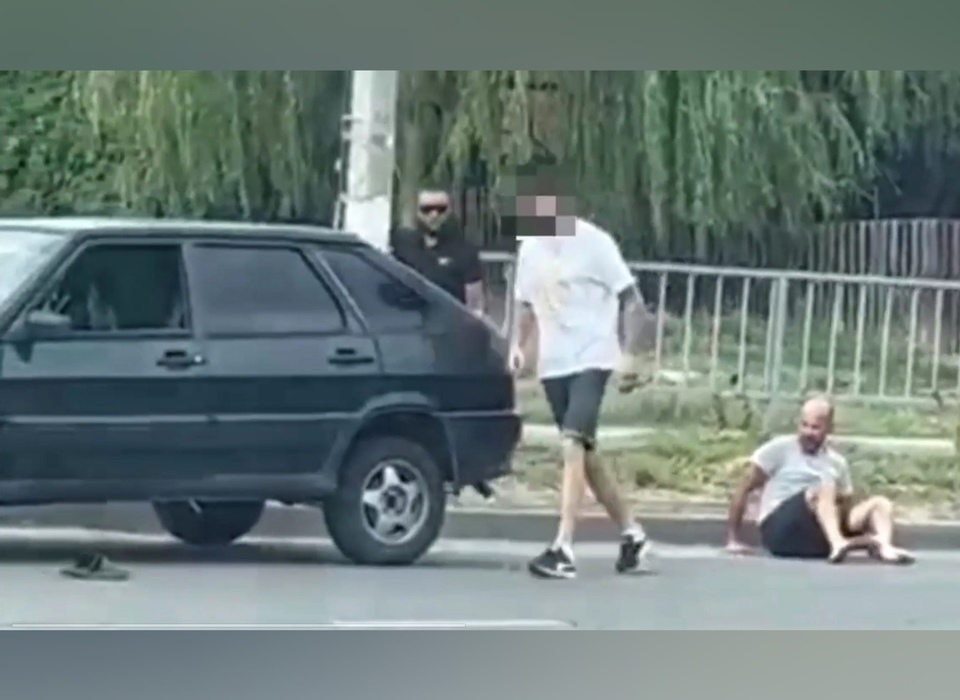 Во время дорожного конфликта в Волгограде двое мужчин избили автомобилиста
