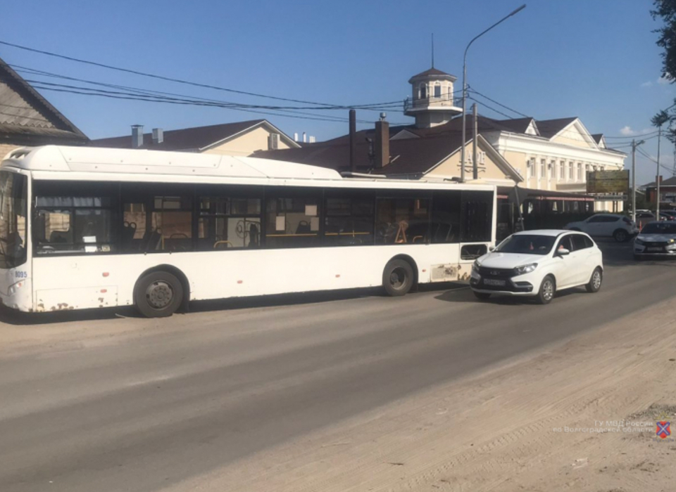 Пассажирка автобуса была доставлена в больницу после ДТП в Волгограде