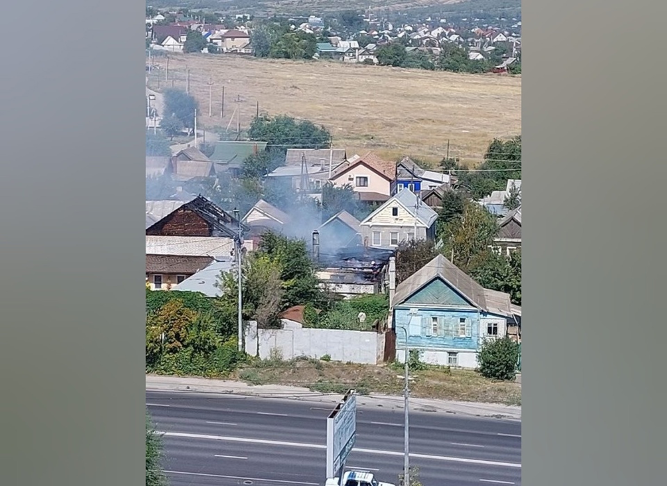 В частном секторе Волгограда 8 августа загорелись 2 дома