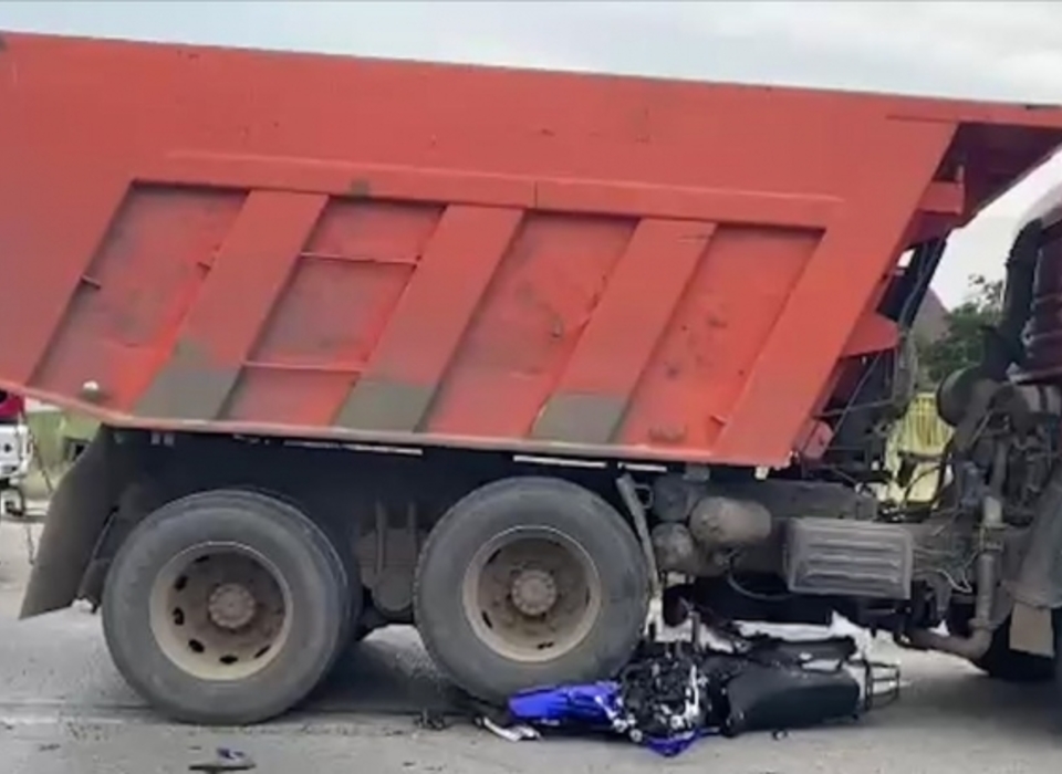 В Волгограде двое мотоциклистов погибли при столкновении с КамАЗом