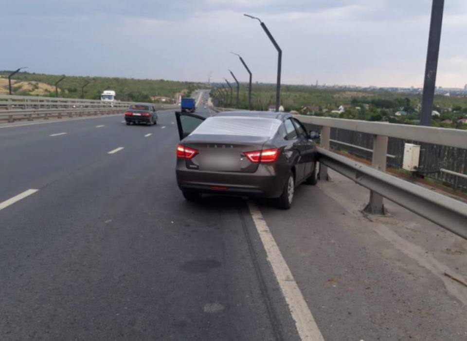 Водитель Lada Vesta внезапно умер во время поездки по Волгограду