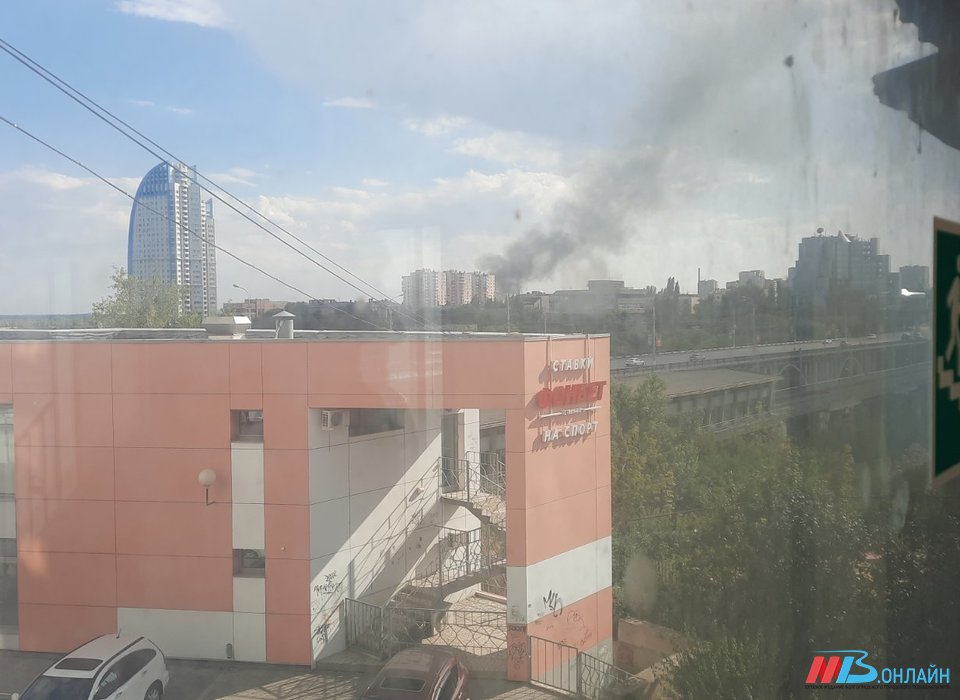 В Волгограде горит кровля заброшенного здания на набережной
