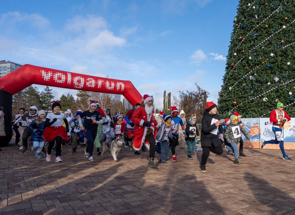 200 волгоградцев в ярких костюмах приняли участие в Рождественском забеге