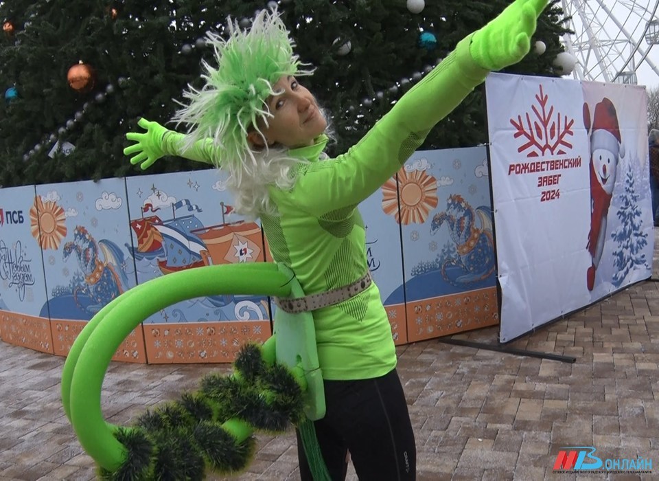 200 волгоградцев приняли участие в костюмированном Рождественском забеге