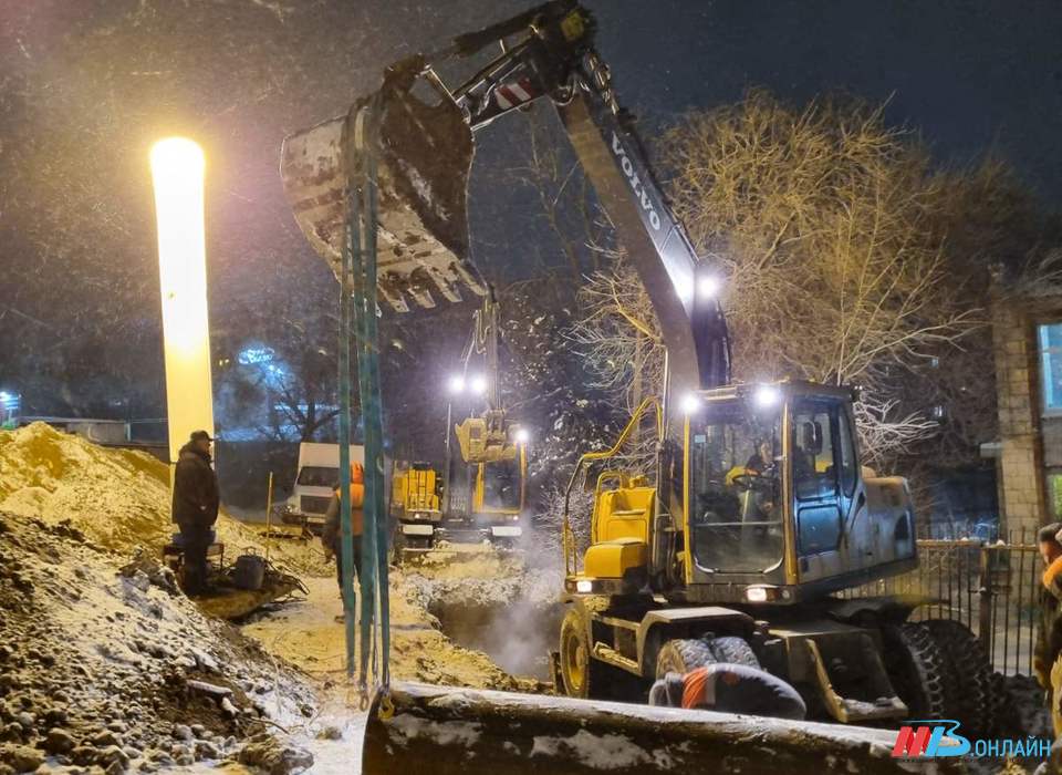 На севере Волгограда восстанавливают поврежденный участок трубопровода