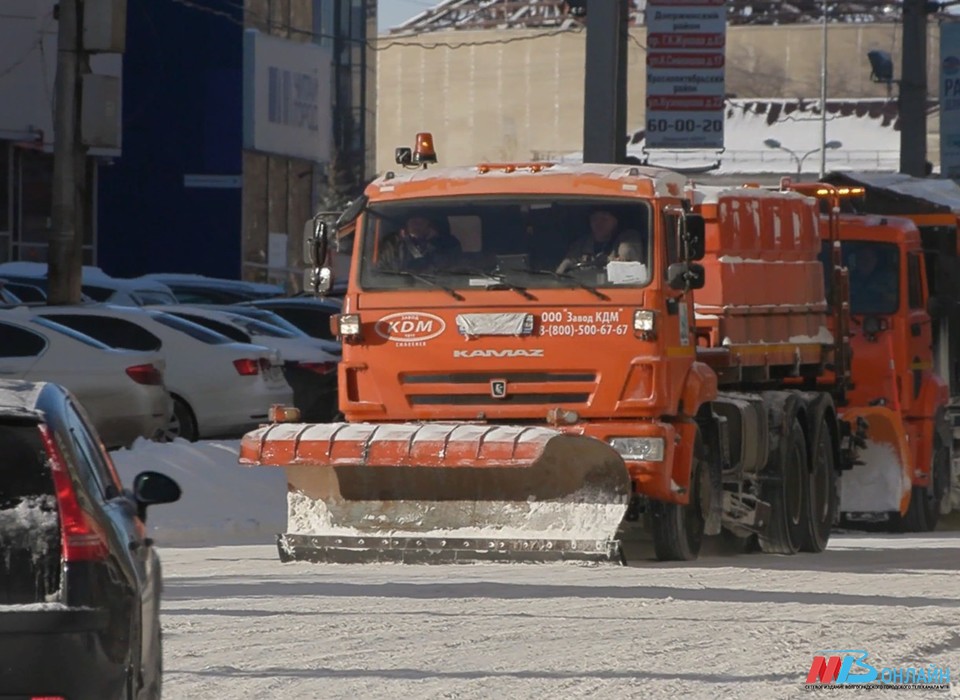 На дорогах Волгоградской области круглосуточно дежурит дорожная техника