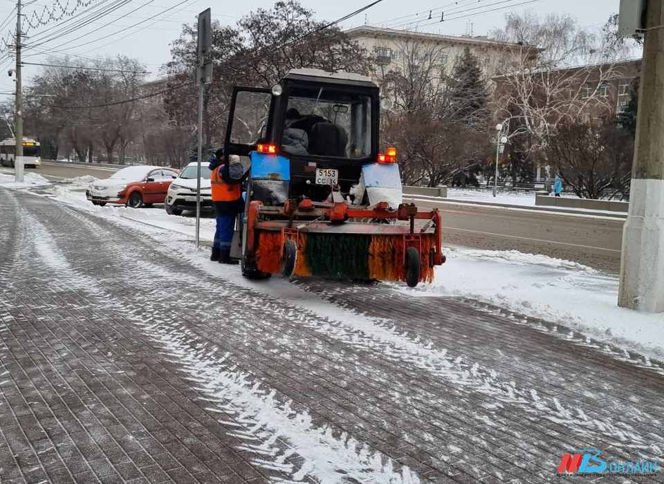 В Волгограде десятки единиц спецтехники задействованы в уборке пешеходных зон от снега