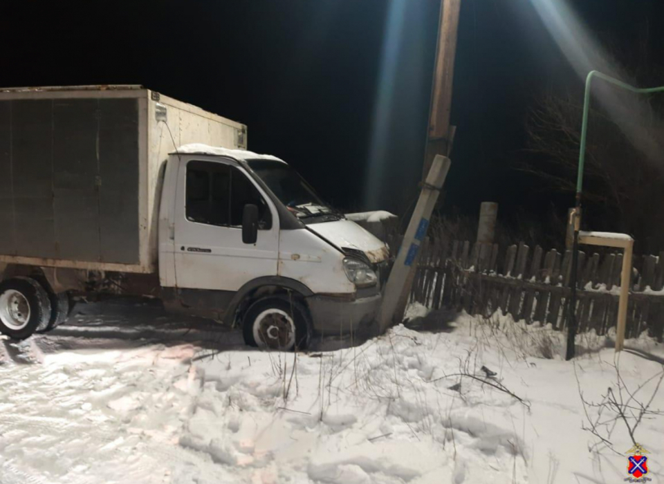 В Волгоградской области водитель «Газели» не выжил после столкновения со столбом