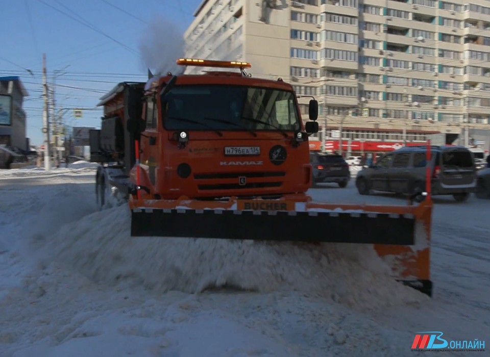 Снегоуборочная техника вновь вышла на дороги Волгограда